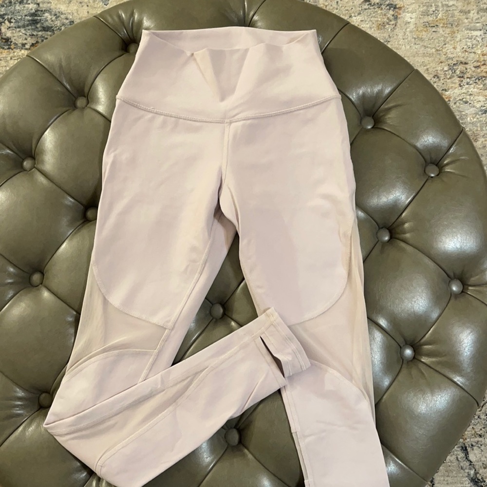 LNWOT Alo Yoga leggings with mesh
